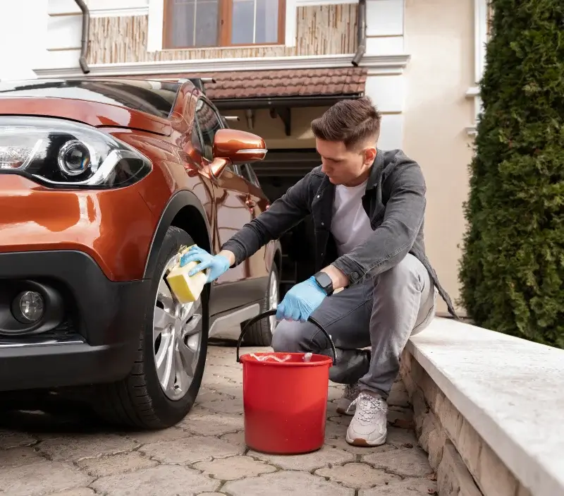 Lavage auto à domicile Beyrie-sur-Joyeuse : professionnel intervenant sur un véhicule